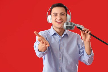 Renkli mikrofonlu erkek radyo sunucusu