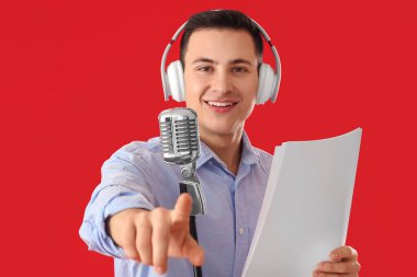 Renkli mikrofonlu erkek radyo sunucusu