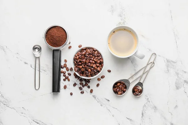 Samenstelling Met Kopje Koffie Bonen Poeder Lichte Ondergrond — Stockfoto