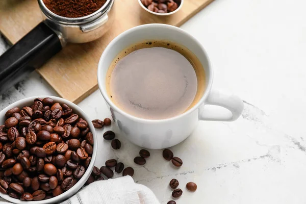 Kopje Koffie Kom Met Bonen Lichte Achtergrond — Stockfoto