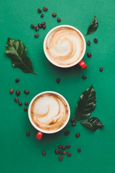 Tassen Mit Heißem Cappuccino Auf Farbigem Hintergrund — Stockfoto