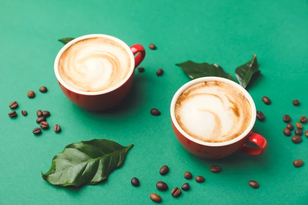 Tassen Mit Heißem Cappuccino Auf Farbigem Hintergrund — Stockfoto