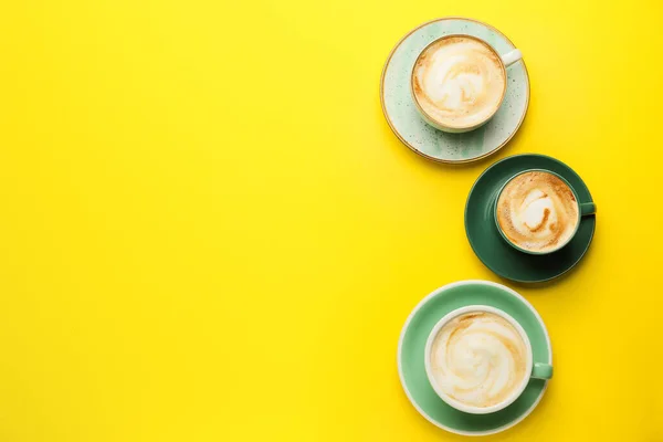 Tassen Mit Heißem Cappuccino Auf Farbigem Hintergrund — Stockfoto