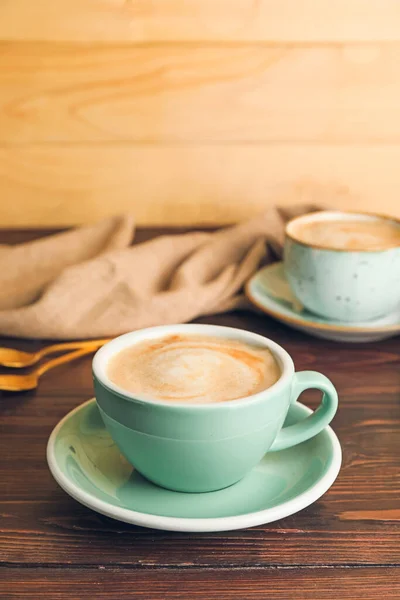Tassen Mit Heißem Cappuccino Auf Holzgrund — Stockfoto