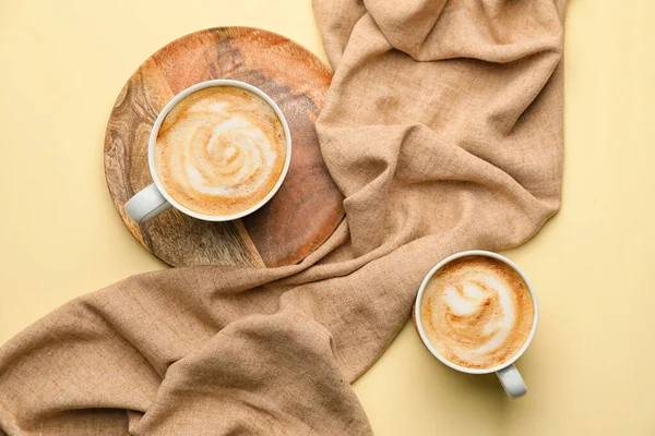 Tassen Mit Heißem Cappuccino Auf Farbigem Hintergrund — Stockfoto