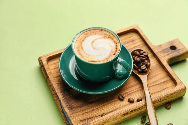 Tasse Heißen Cappuccino Und Löffel Mit Kaffeebohnen Auf Farbigem Hintergrund — Stockfoto