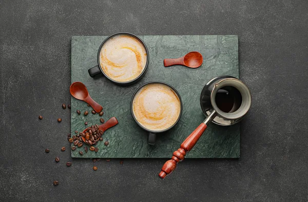 Koppar Varm Cappuccino Och Kaffe Pott Mörk Bakgrund — Stockfoto