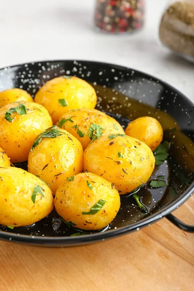 Pfanne Mit Leckeren Kartoffeln Mit Petersilie Auf Hellem Hintergrund Nahaufnahme — Stockfoto