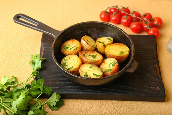 Padella Patate Saporite Con Prezzemolo Sfondo Colori — Foto Stock