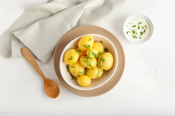 Schüssel Mit Leckeren Gekochten Kartoffeln Mit Petersilie Auf Hellem Hintergrund — Stockfoto