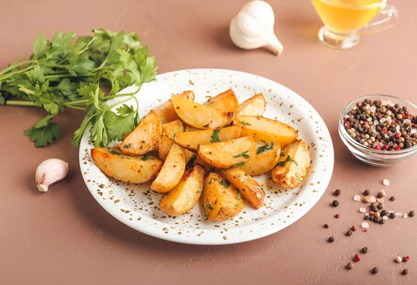 Talerz Smacznych Smażonych Ziemniaków Pietruszką Tle Koloru — Zdjęcie stockowe