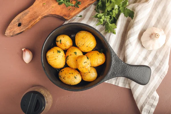 Pfanne Mit Leckeren Kartoffeln Und Petersilie Auf Farbigem Hintergrund — Stockfoto