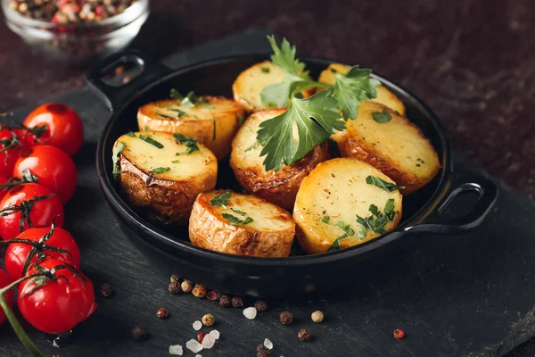 Padella Patate Fritte Saporite Con Prezzemolo Pomodori Sfondo Scuro — Foto Stock