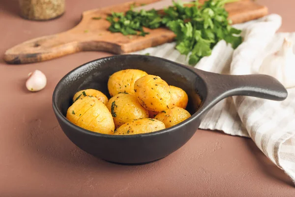 Sartén Papas Sabrosas Con Perejil Sobre Fondo Color —  Fotos de Stock