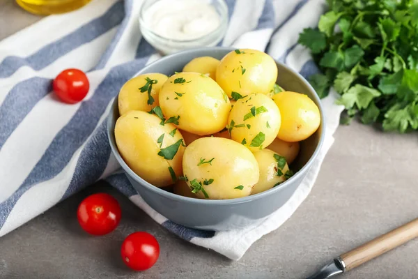 Schüssel Mit Leckeren Gekochten Kartoffeln Mit Petersilie Auf Grauem Hintergrund — Stockfoto