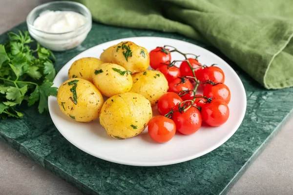 Plate Tasty Baked Potatoes Parsley Tomatoes Table — Stock Photo, Image