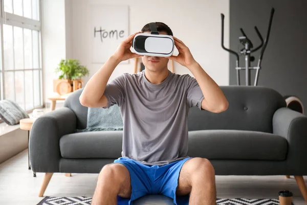 Sporty Young Man Virtual Reality Glasses Training Home — Stock Photo, Image