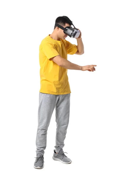 Ung Man Med Virtuell Verklighet Glasögon Vit Bakgrund — Stockfoto
