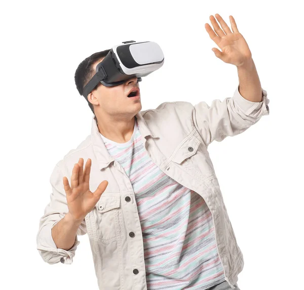 Junger Mann Mit Virtual Reality Brille Auf Weißem Hintergrund — Stockfoto