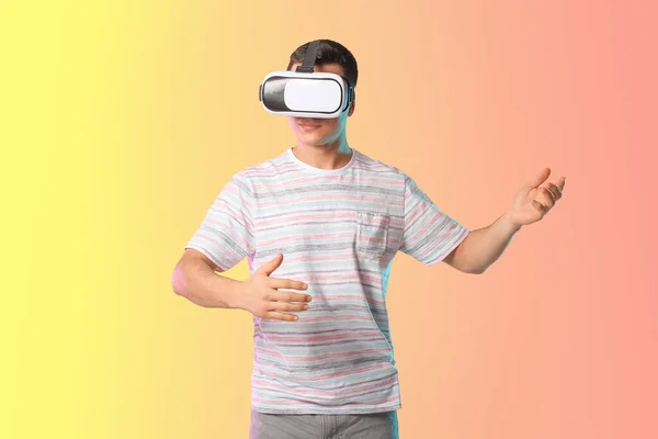 Молодий Чоловік Окулярами Віртуальної Реальності Кольоровому Фоні — стокове фото