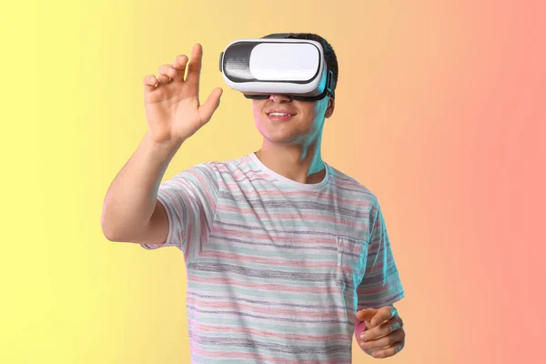 Giovane Uomo Con Occhiali Realtà Virtuale Sfondo Colori — Foto Stock