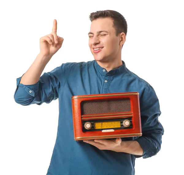 Genç Adam Beyaz Arka Planda Retro Radyo Alıcısı Dinliyor — Stok fotoğraf