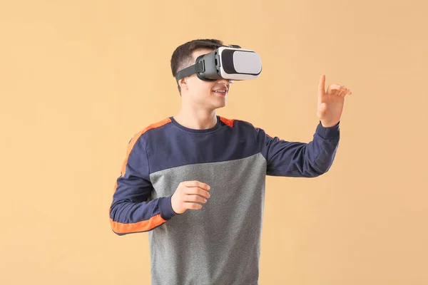 Young Man Virtual Reality Glasses Color Background — Stock Photo, Image