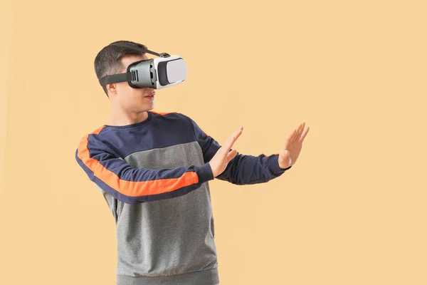 Junger Mann Mit Virtual Reality Brille Auf Farbigem Hintergrund — Stockfoto