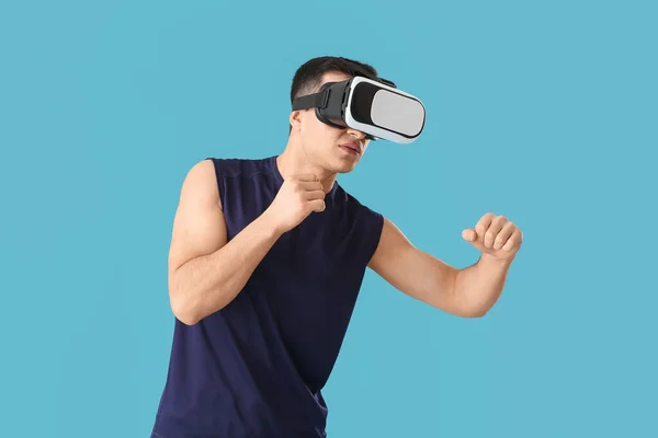 Sportlicher Junger Mann Mit Virtual Reality Brille Auf Farbigem Hintergrund — Stockfoto