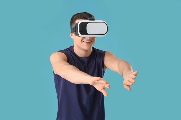 Sportlicher Junger Mann Mit Virtual Reality Brille Auf Farbigem Hintergrund — Stockfoto