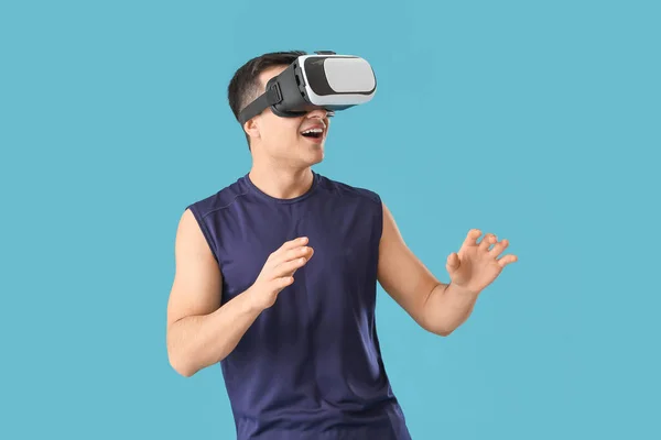 Sportlicher Junger Mann Mit Virtual Reality Brille Auf Farbigem Hintergrund — Stockfoto