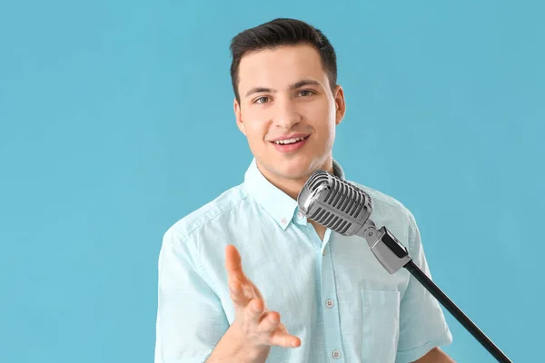 Hombre Joven Guapo Con Micrófono Sobre Fondo Color — Foto de Stock