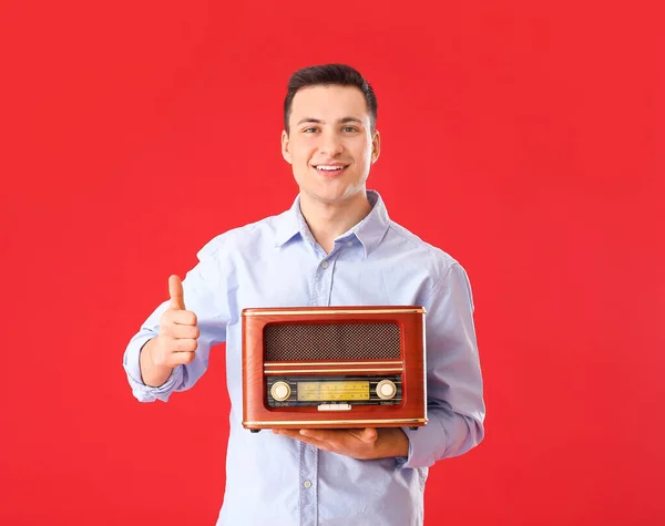 Jongeman Met Retro Radio Ontvanger Kleur Achtergrond — Stockfoto