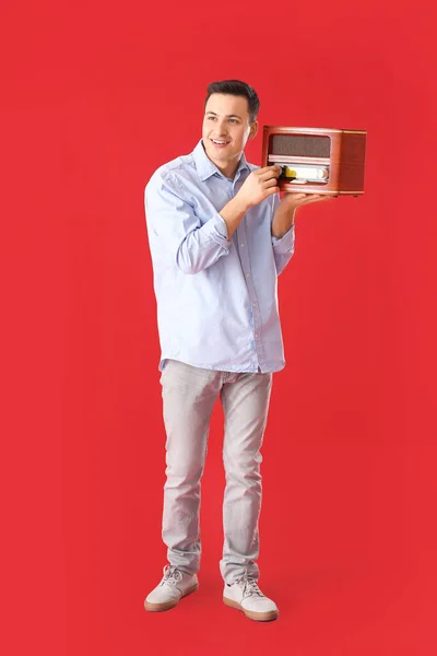 Joven Escuchando Receptor Radio Retro Sobre Fondo Color — Foto de Stock