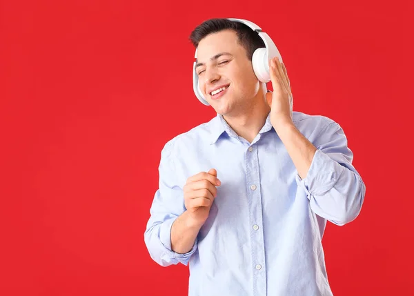 Όμορφος Νεαρός Άνδρας Ακουστικά Ακούγοντας Μουσική Στο Φόντο Χρώμα — Φωτογραφία Αρχείου