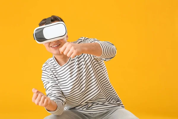 Junger Mann Mit Virtual Reality Brille Auf Farbigem Hintergrund — Stockfoto