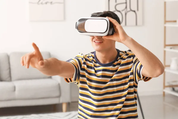 Giovane Uomo Con Occhiali Realtà Virtuale Casa — Foto Stock