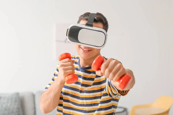 Sportlicher Junger Mann Mit Virtual Reality Brille Und Hanteln Hause — Stockfoto