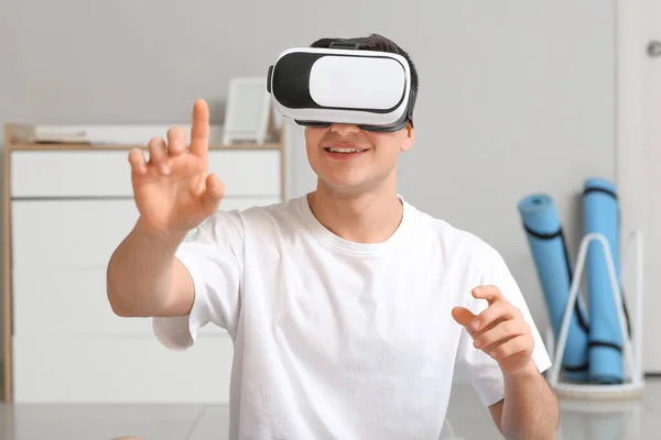 Sportlicher Junger Mann Mit Virtual Reality Brille Hause — Stockfoto