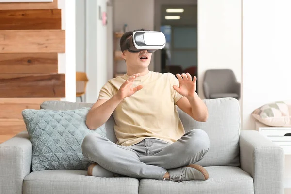 Giovane Uomo Con Occhiali Realtà Virtuale Casa — Foto Stock