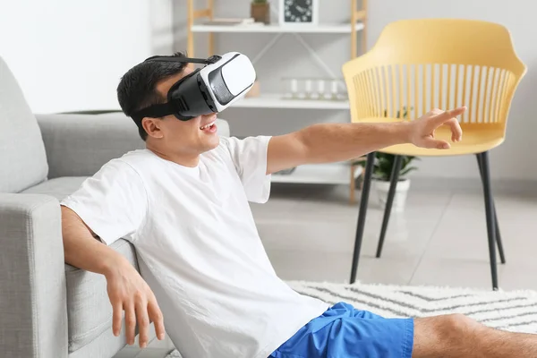 Fiatal Férfi Virtuális Valóság Szemüveg Otthon — Stock Fotó