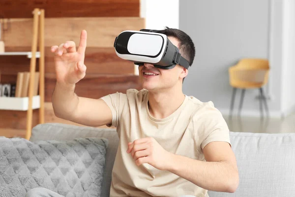 Giovane Uomo Con Occhiali Realtà Virtuale Casa — Foto Stock