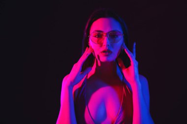 Koyu arkaplanda güzel bir genç kadının tonlu portresi.