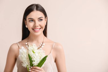 Sümbül çiçekli güzel bir genç kadın.