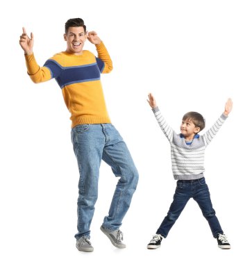 Dansçı baba ve küçük oğlu beyaz arka planda