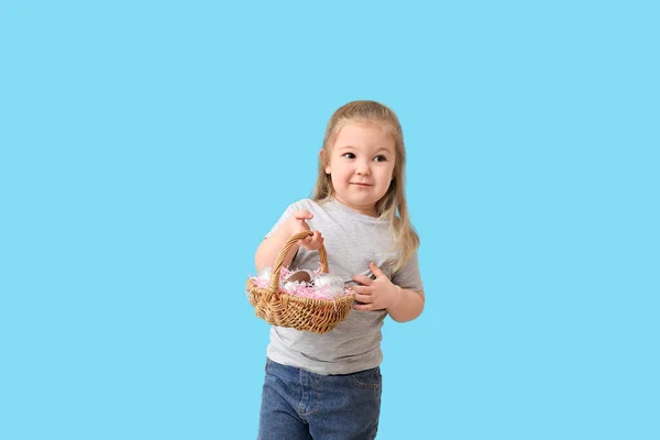Χαριτωμένο Κοριτσάκι Καλάθι Σοκολατένια Πασχαλινά Αυγά Στο Φόντο Χρώμα — Φωτογραφία Αρχείου