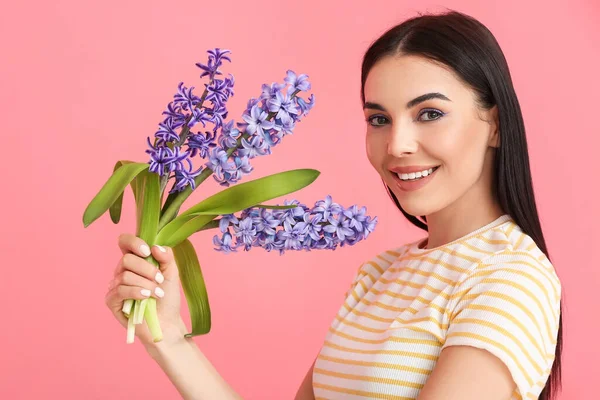 Vacker Ung Kvinna Med Hyacint Blommor Färg Bakgrund — Stockfoto