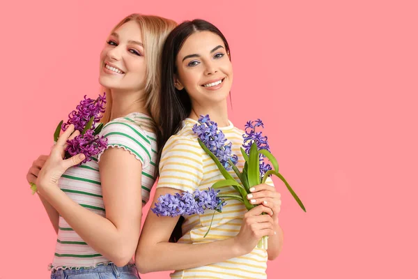 Hermosas Mujeres Jóvenes Con Flores Jacinto Sobre Fondo Color — Foto de Stock