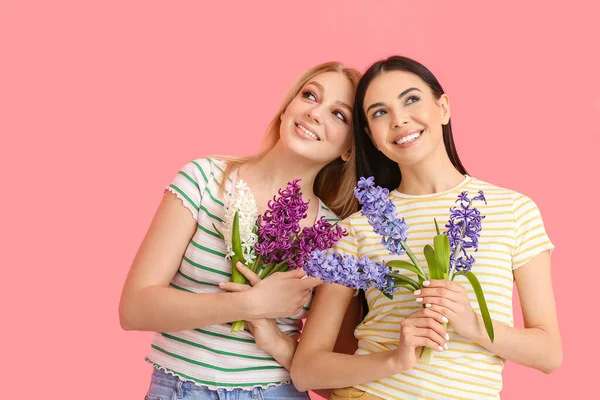 Vackra Unga Kvinnor Med Hyacint Blommor Färg Bakgrund — Stockfoto