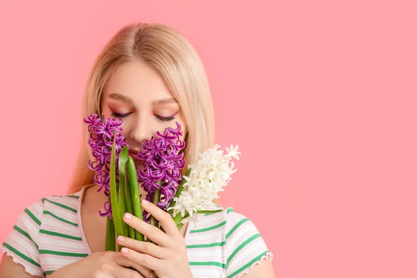 Vacker Ung Kvinna Med Hyacint Blommor Färg Bakgrund — Stockfoto